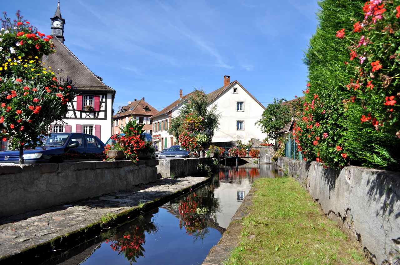 La rivière Krebsbach aménagée servait de lavoir jusqu'en 1970, Soultzbach les Bains